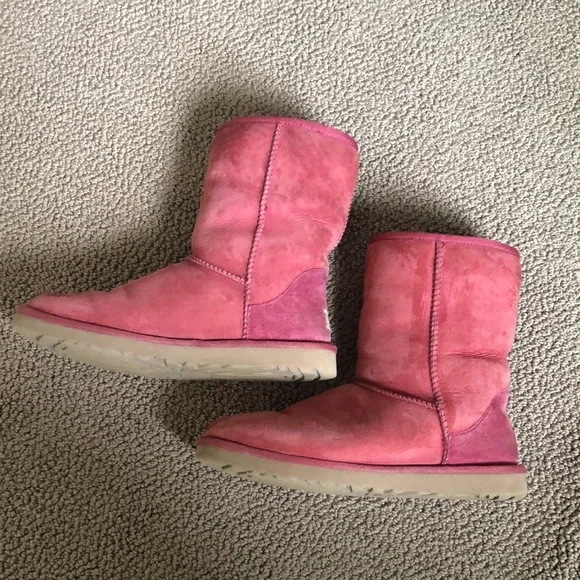 UGG CLASSIC SHORT SHEEPSKIN LEATHER BOOTS RASPBERRY COLOR - Picture 3 of 9